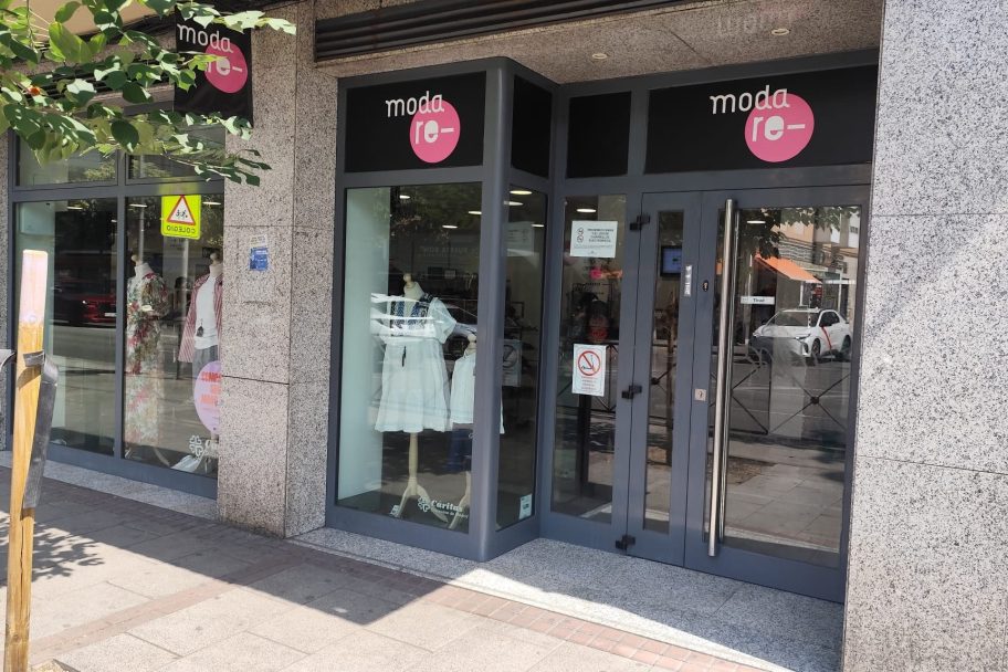 Escaparate de Moda re- Madrid General Ricardos, ropa de segunda mano en Madrid