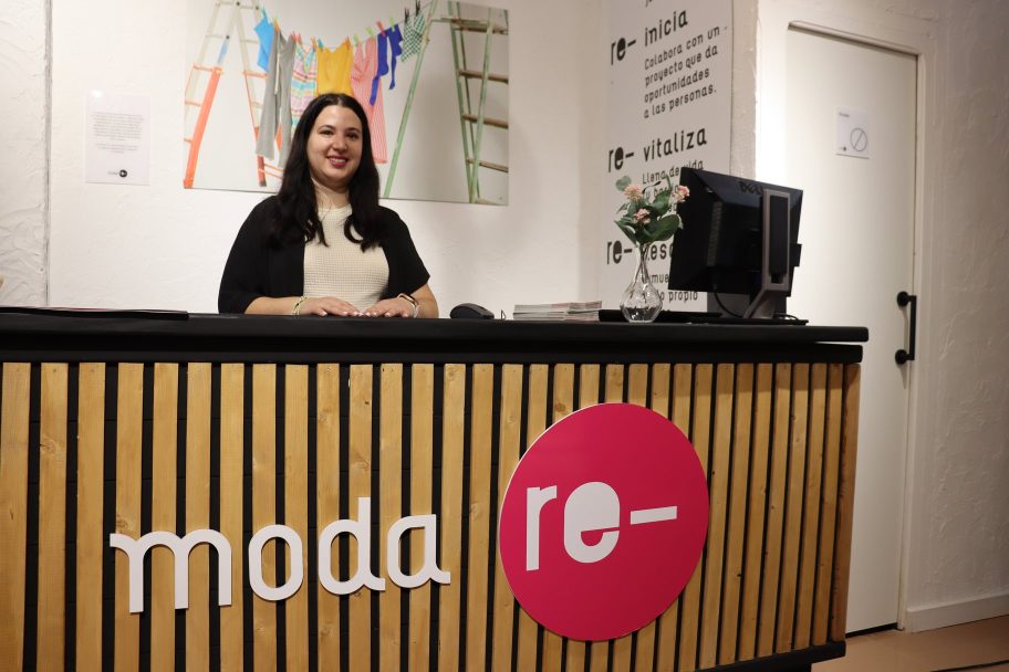 Mostrador de Moda re- Caravaca, ropa de segunda mano en Caravaca de la Cruz