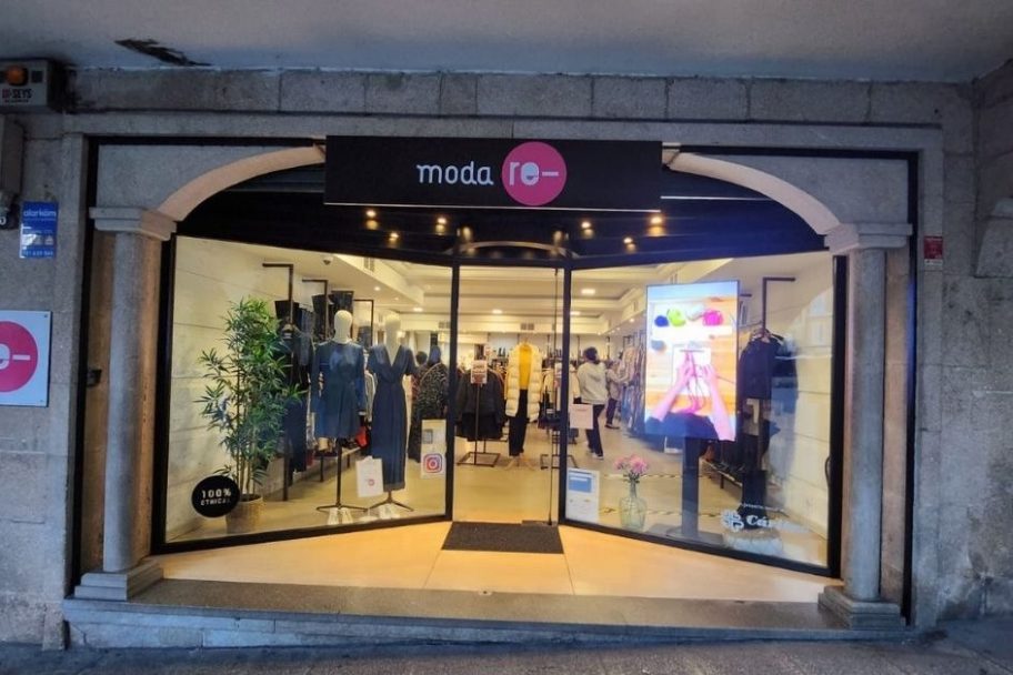 Escaparate de Moda re- Ourense, ropa de segunda mano en Ourense