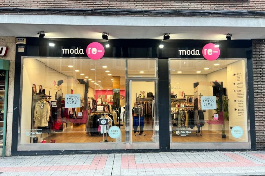 Escaparate de Moda re- Palencia, ropa de segunda mano en Palencia