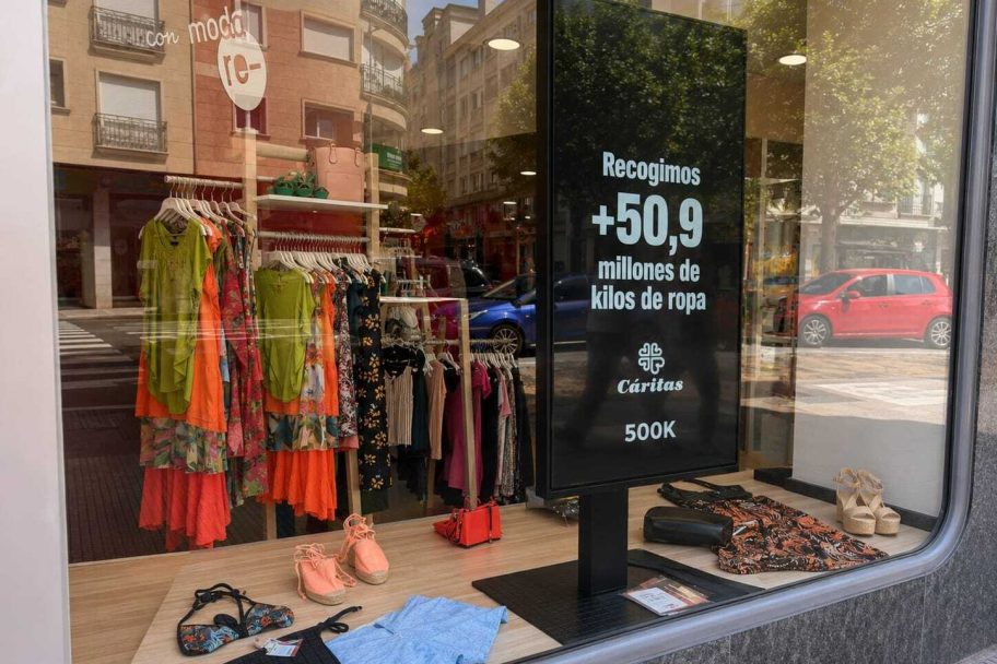 Escaparate de Arroupa con Moda re- Pontevedra, ropa de segunda mano en Pontevedra