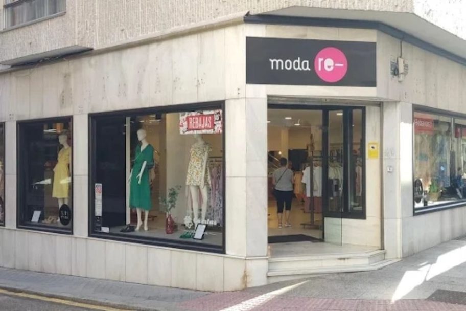 Escaparate de Moda re- Vigo Andalucía, ropa de segunda mano en Vigo