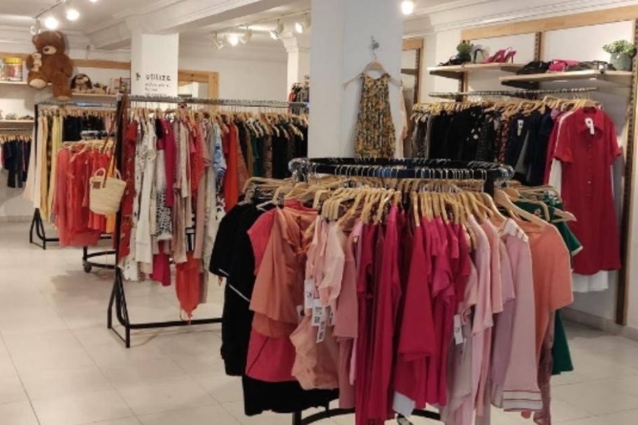 Interior de Moda re- Vigo Andalucía, ropa de segunda mano en Vigo