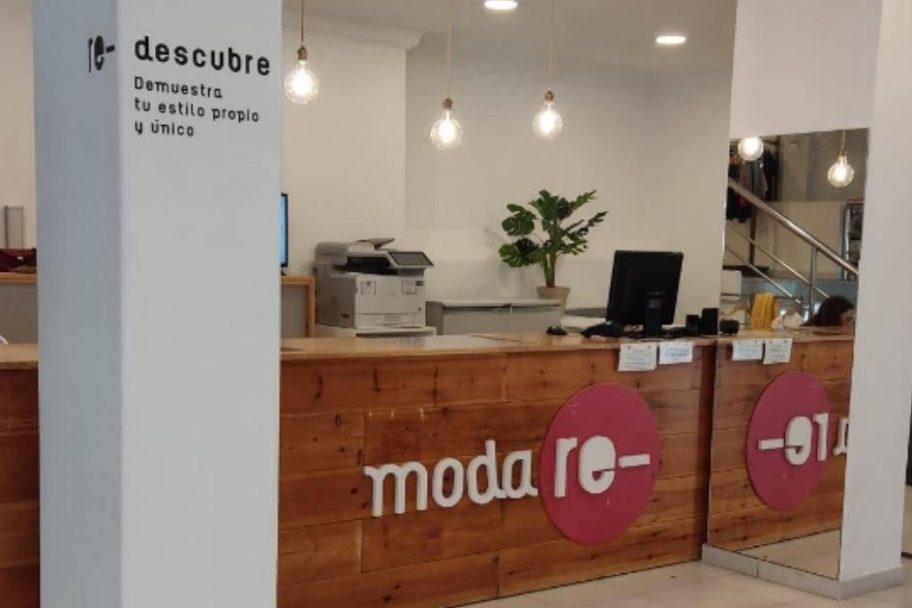 Mostrador de Moda re- Vigo Andalucía, ropa de segunda mano en Vigo