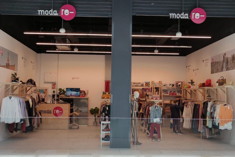 Escaparate de Moda re- Vigo CC Vialia, ropa de segunda mano en Vigo