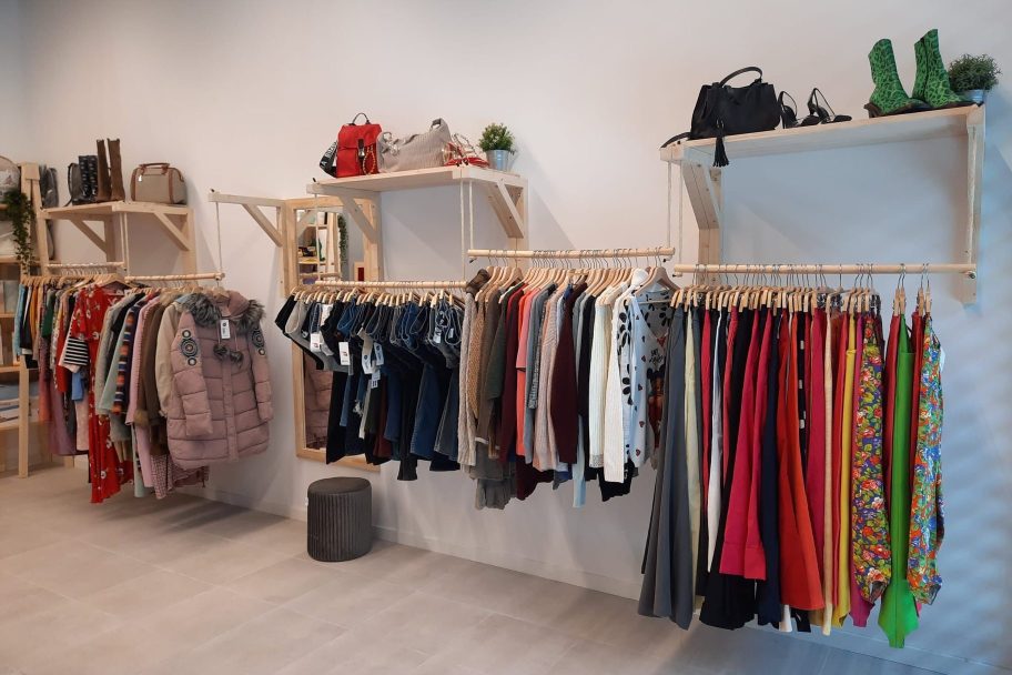 Interior de Moda re- Vigo CC Vialia, ropa de segunda mano en Vigo