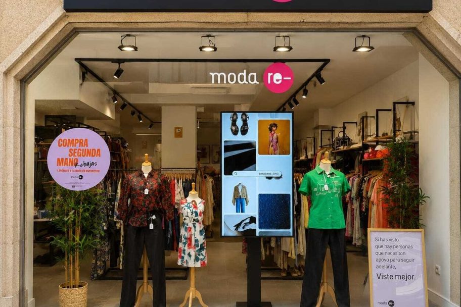 Escaparate de Moda re- Vilagarcía de Arousa, ropa de segunda mano en Vilagarcía de Arousa