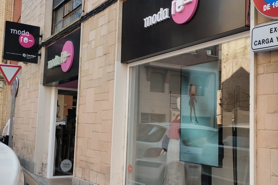 Escaparate de Moda re- Segovia, ropa de segunda mano en Segovia