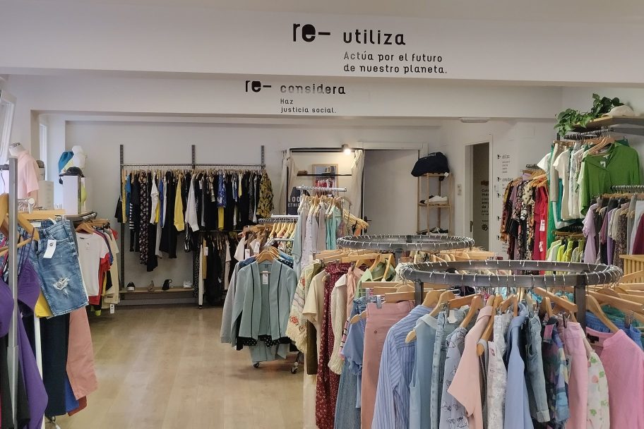 Interior de Moda re- Segovia, ropa de segunda mano en Segovia