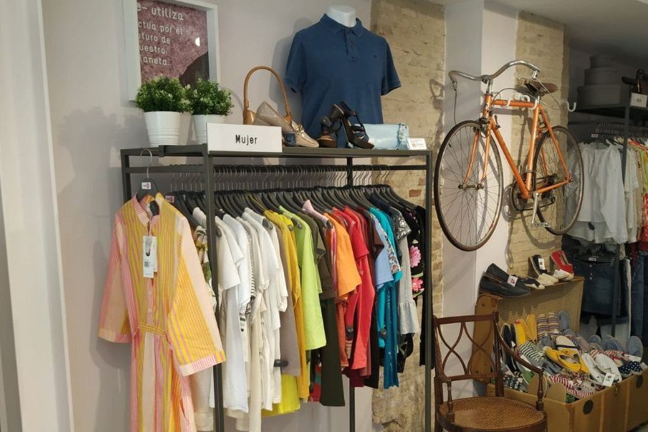 Interior de Moda re- Sevilla Pl. del Salvador, ropa de segunda mano en Sevilla