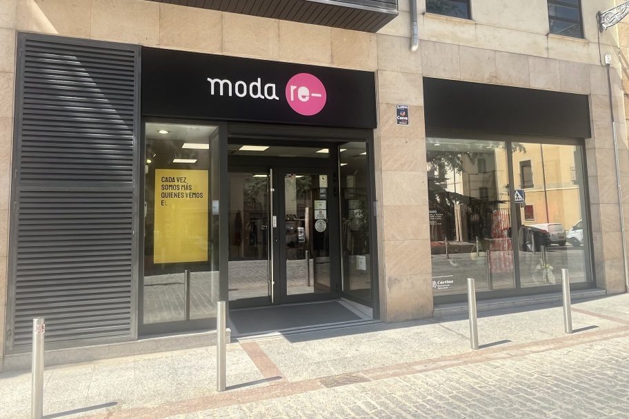 Escaparate de Moda re- Soria, ropa de segunda mano en Soria