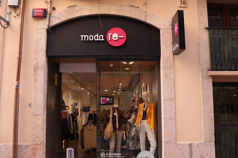 Escaparate de Moda re- Tarragona Gobernador, ropa de segunda mano en Tarragona