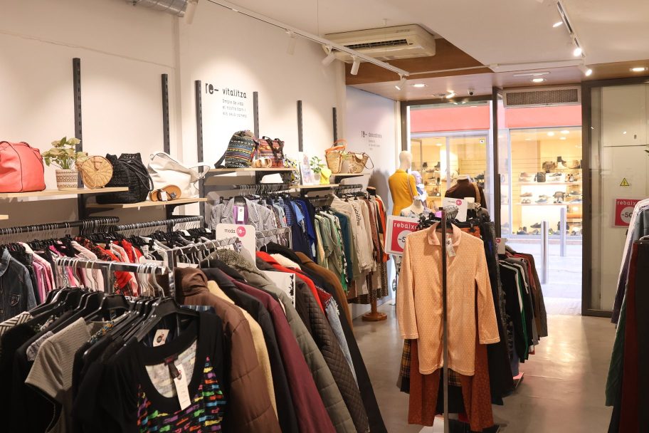 Interior de Moda re- Tarragona Gobernador, ropa de segunda mano en Tarragona