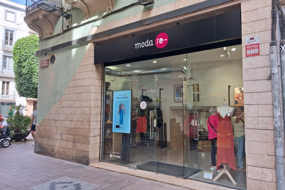 Escaparate de Moda re- Reus, ropa de segunda mano en Reus