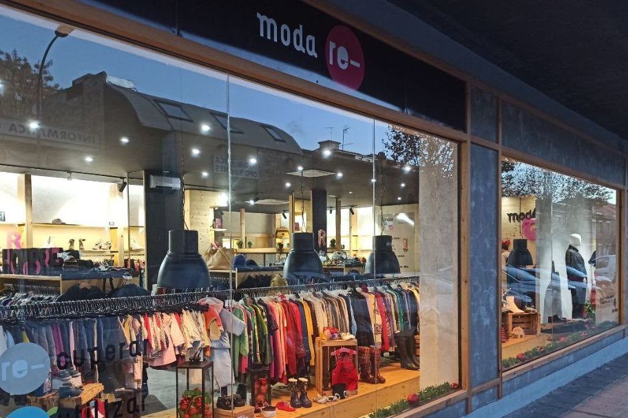 Escaparate de Moda re- Toledo, ropa de segunda mano en Toledo