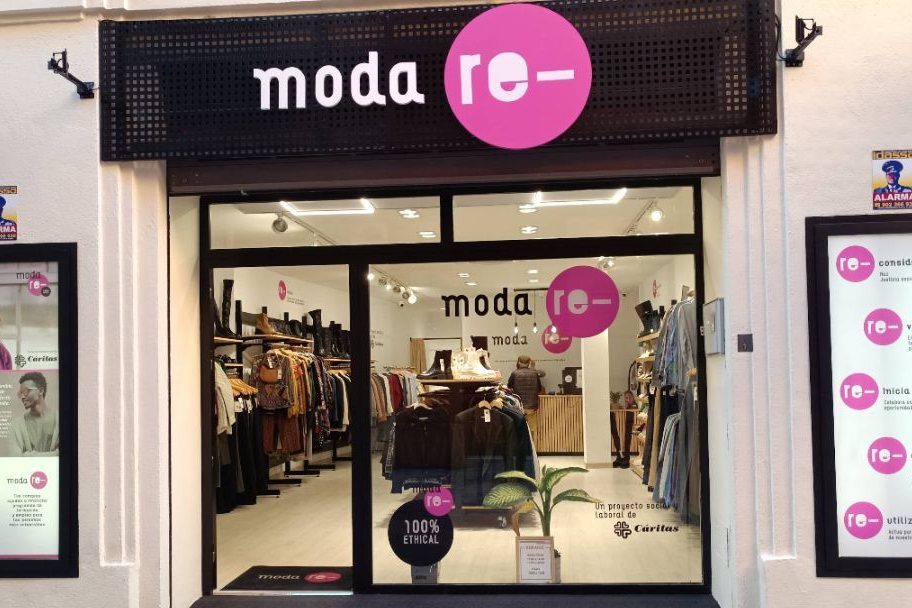 Escaparate de Moda re- Talavera de la Reina, ropa de segunda mano en Talavera de la Reina