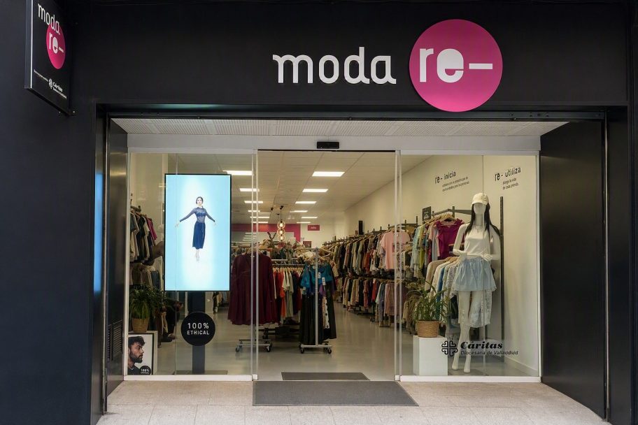 Escaparate de Moda re- Valladolid Fuente el Sol, ropa de segunda mano en Valladolid