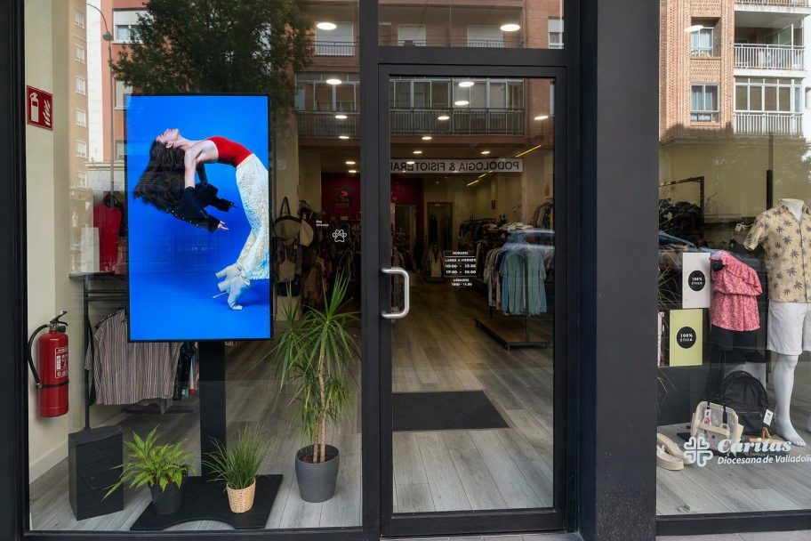 Escaparate de Moda re- Valladolid Labradores, ropa de segunda mano en Valladolid