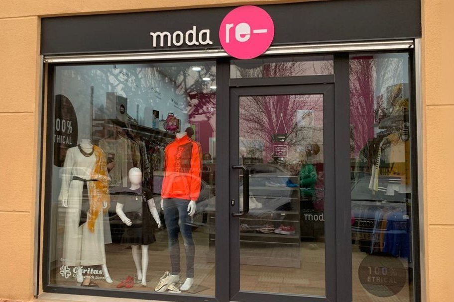 Escaparate de Moda re- Benavente, ropa de segunda mano en Benavente