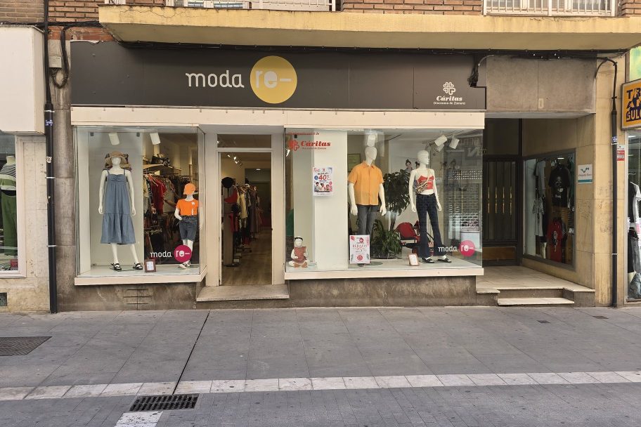 Escaparate de Moda re- Zamora, ropa de segunda mano en Zamora