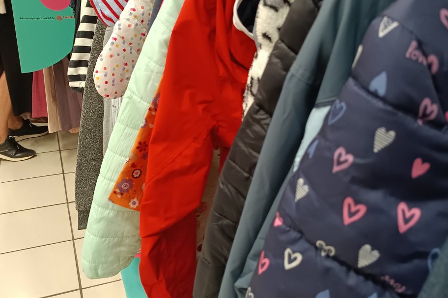 Detalle de ropa en Corner Moda re- Alcampo Zaragoza CC Utrillas Plaza, ropa de segunda mano en Zaragoza