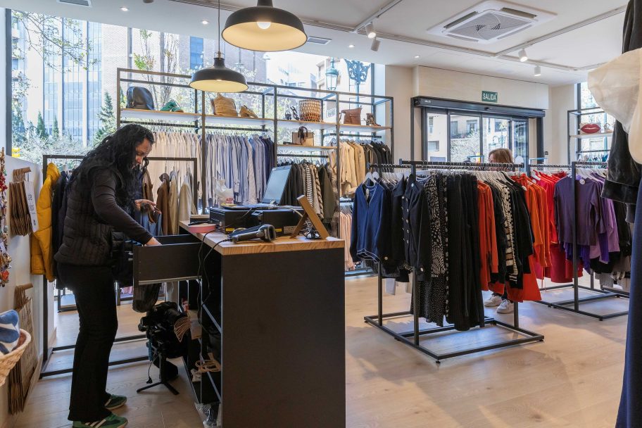 Interior de Moda re- Zaragoza Portillo, ropa de segunda mano en Zaragoza