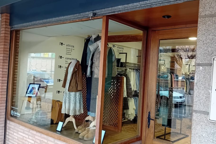 Escaparate de Moda re- Tarazona, ropa de segunda mano en Tarazona