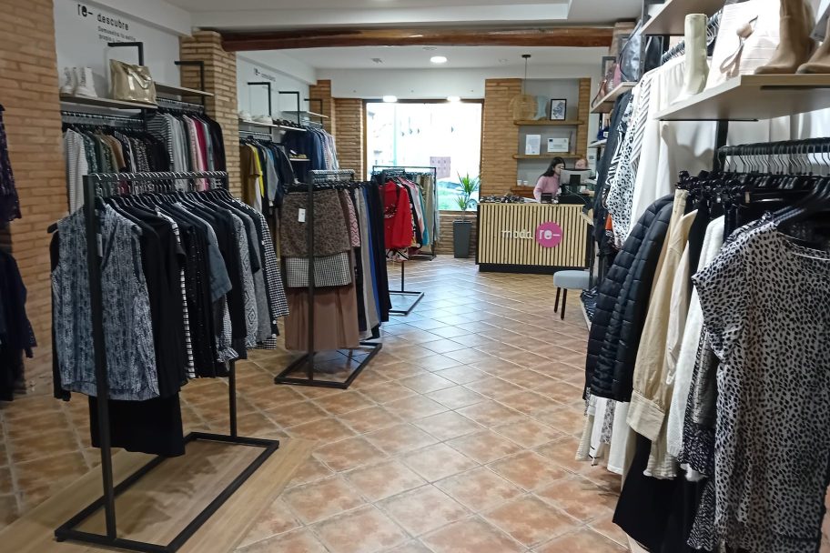 Interior de Moda re- Tarazona, ropa de segunda mano en Tarazona